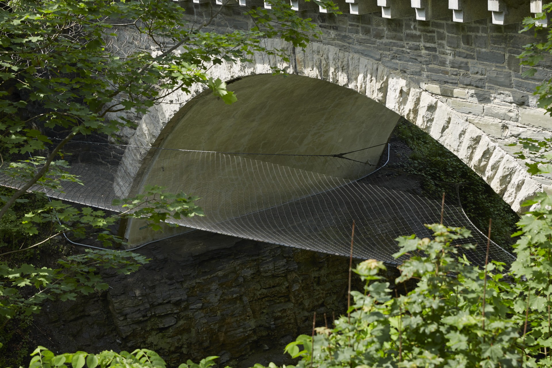 pont historique sur le fleuve avec filet de sécurité