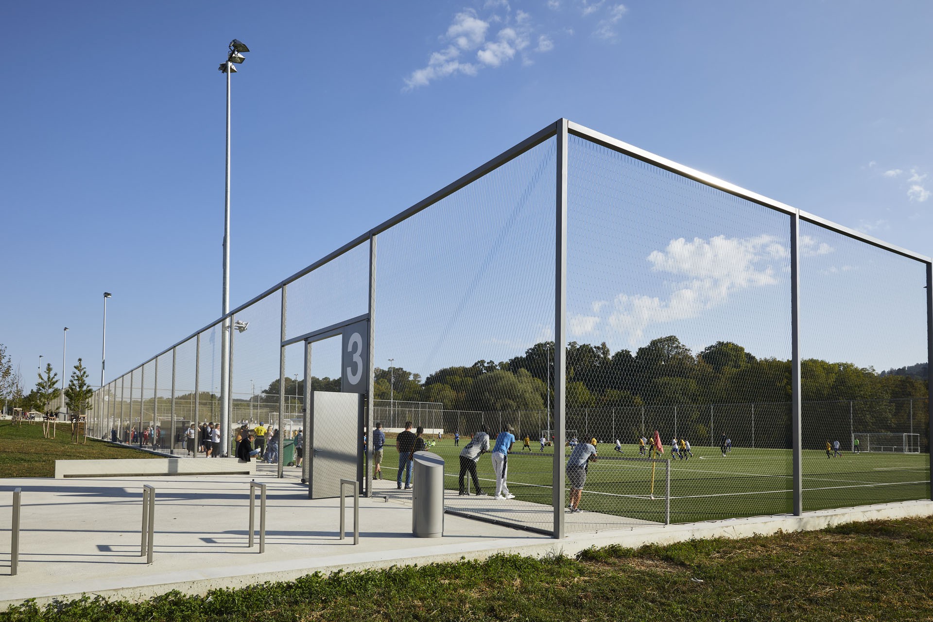 Ballfangzaun an einem Fußballfeld mit nahezu transparentem Netz
