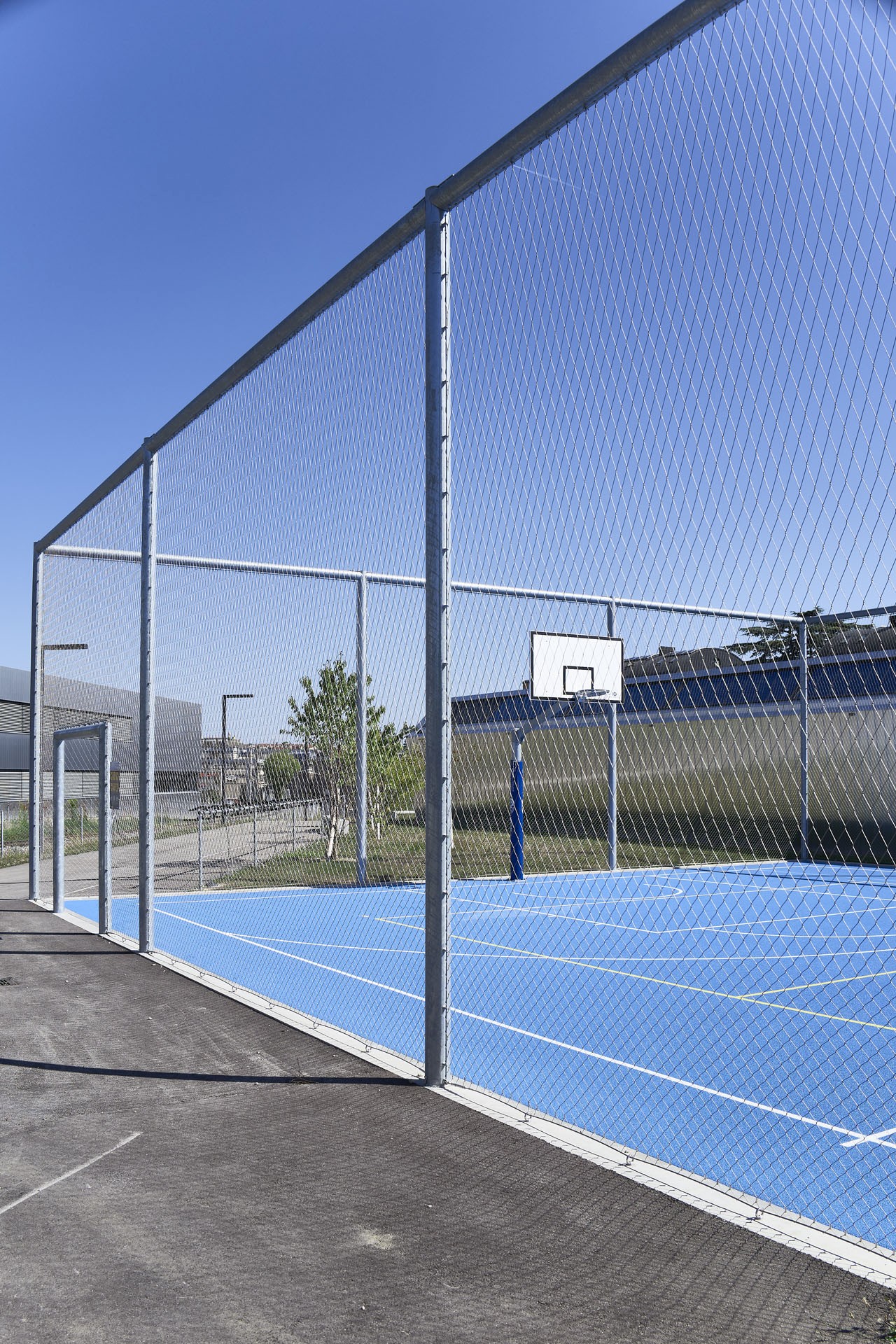 Grillage métallique sur un terrain de basket-ball